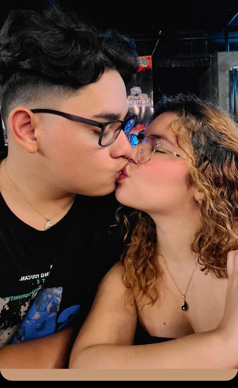 Pareja abrazándose con paisaje de fondo