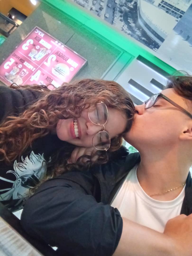 Pareja sonriendo frente a la cámara