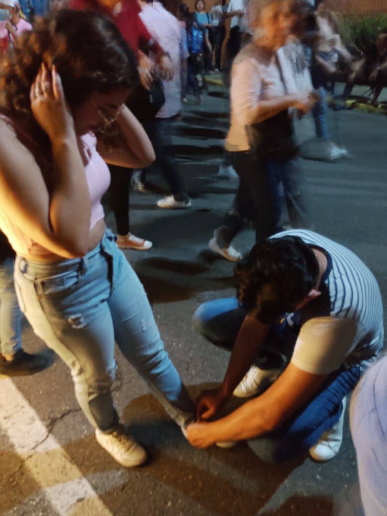 Vimo dando un beso a Nath