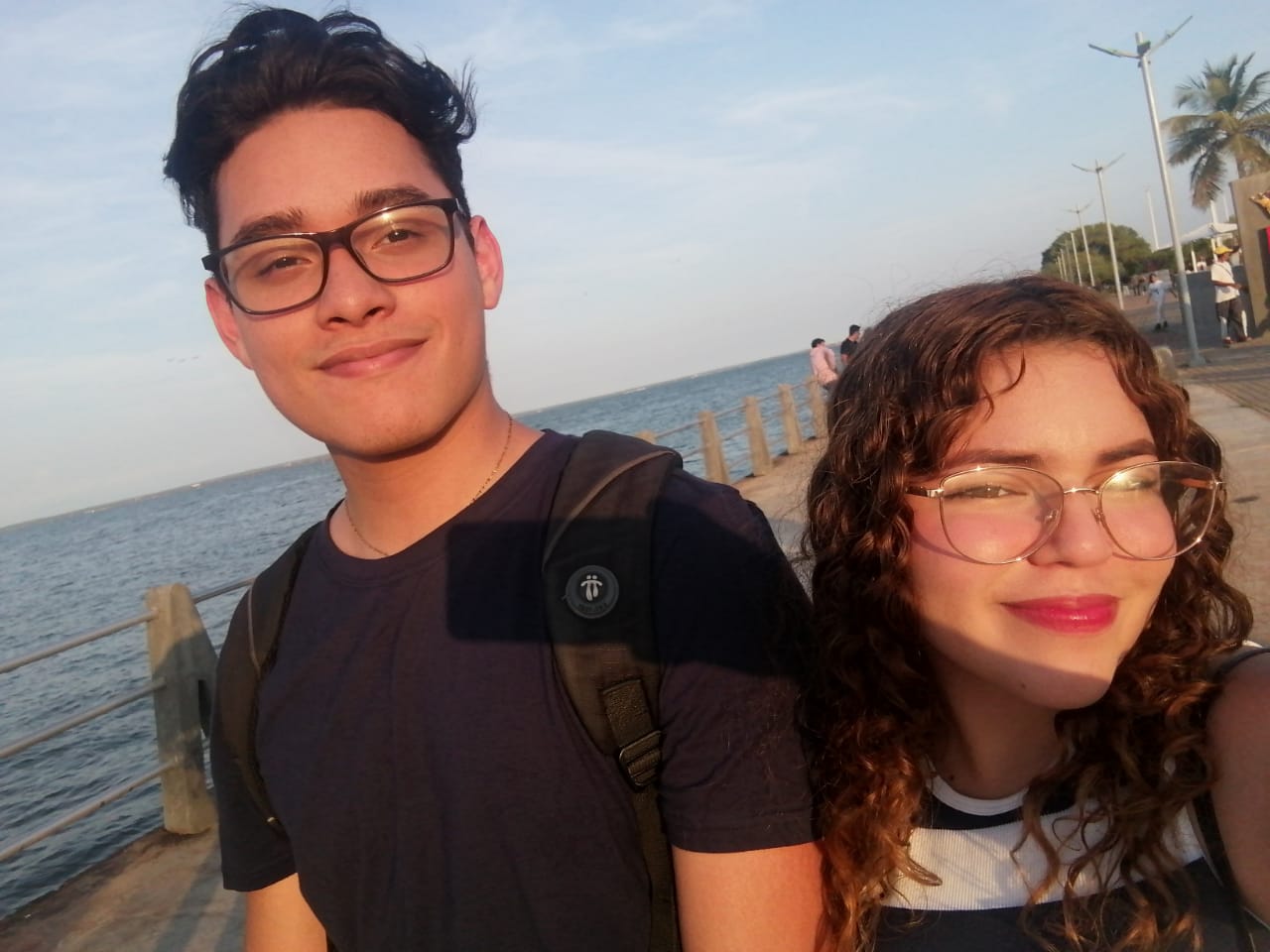 Pareja caminando de la mano