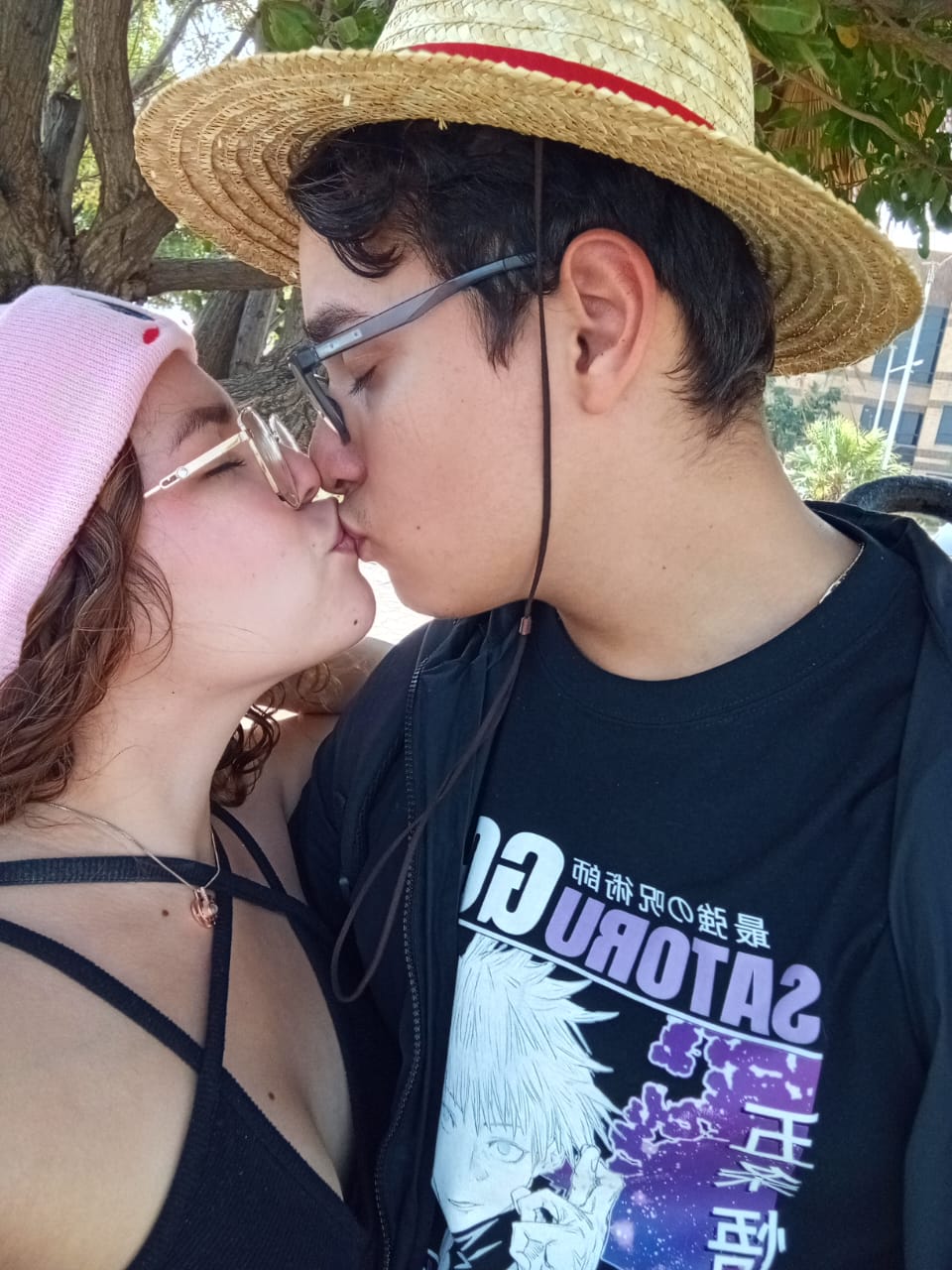 Vimo abrazando a Nath por detrás