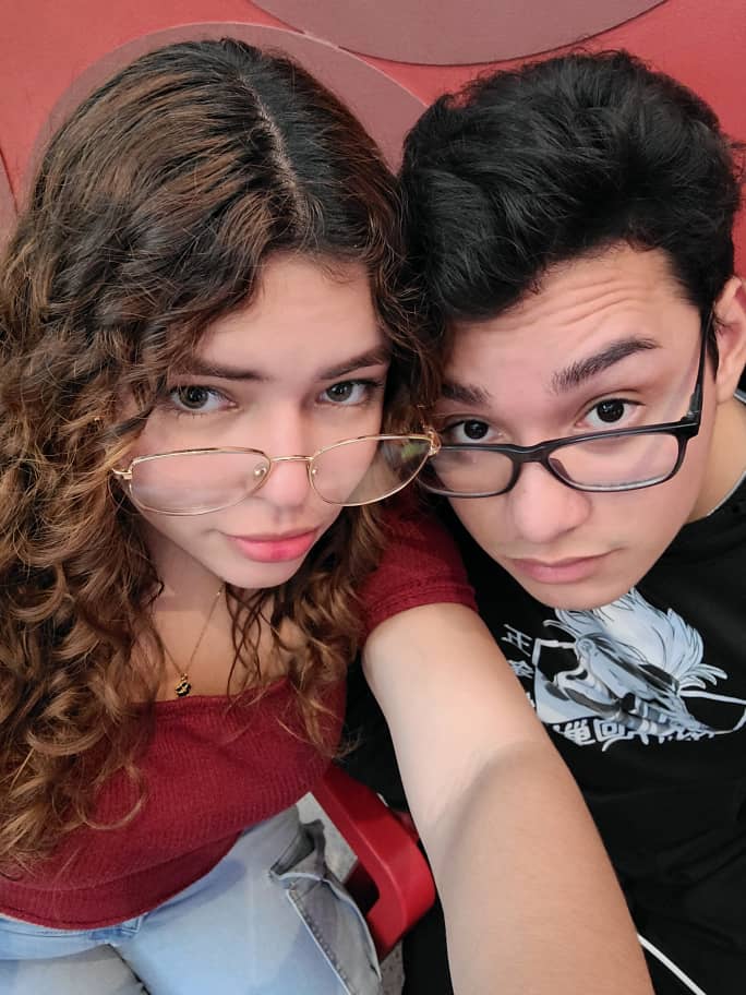 Nath y Vimo haciendo una broma