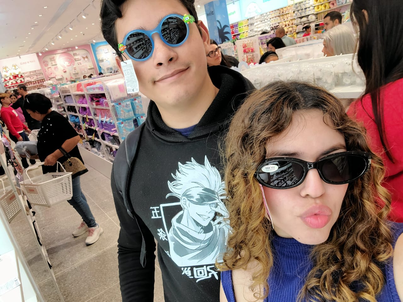 Vimo abrazando a Nath por detrás