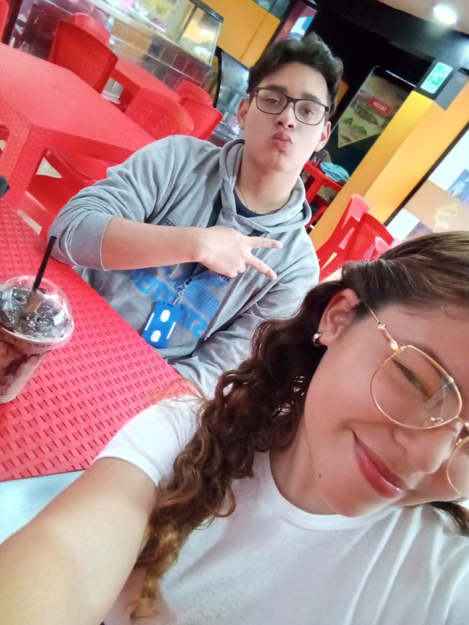 Vimo abrazando a Nath por detrás