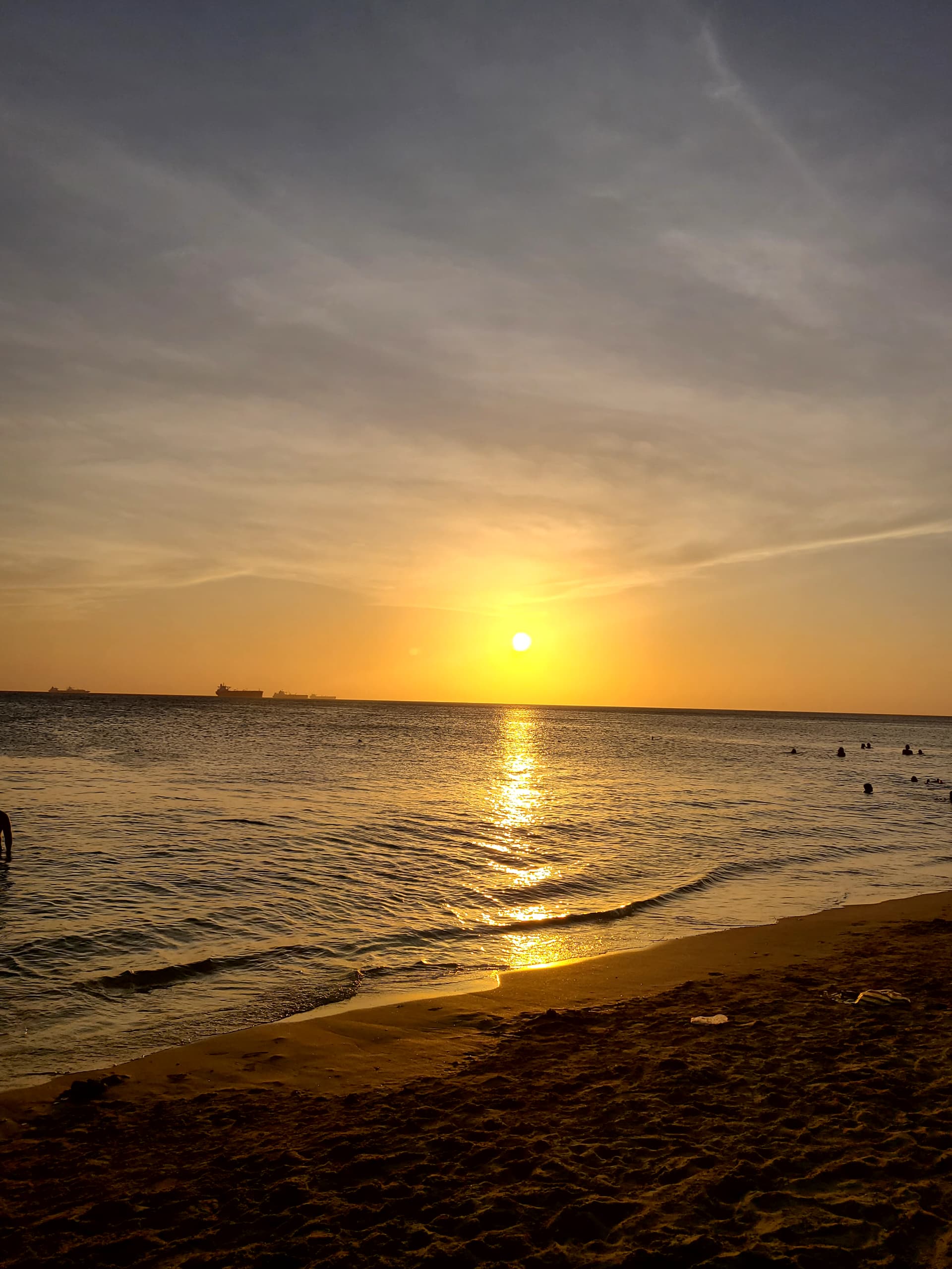 Vimo abrazando a Nath por detrás