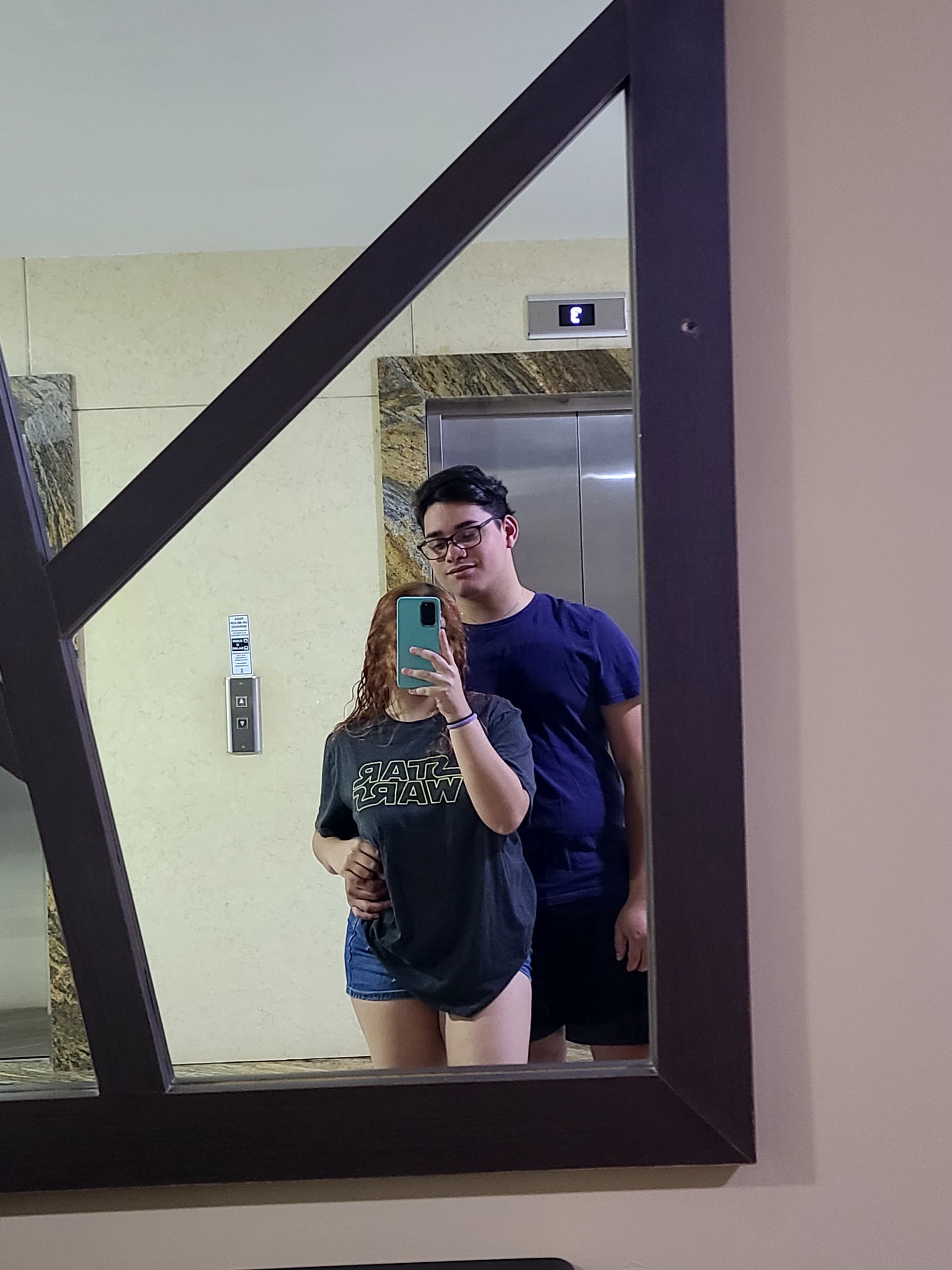 Vimo abrazando a Nath por detrás