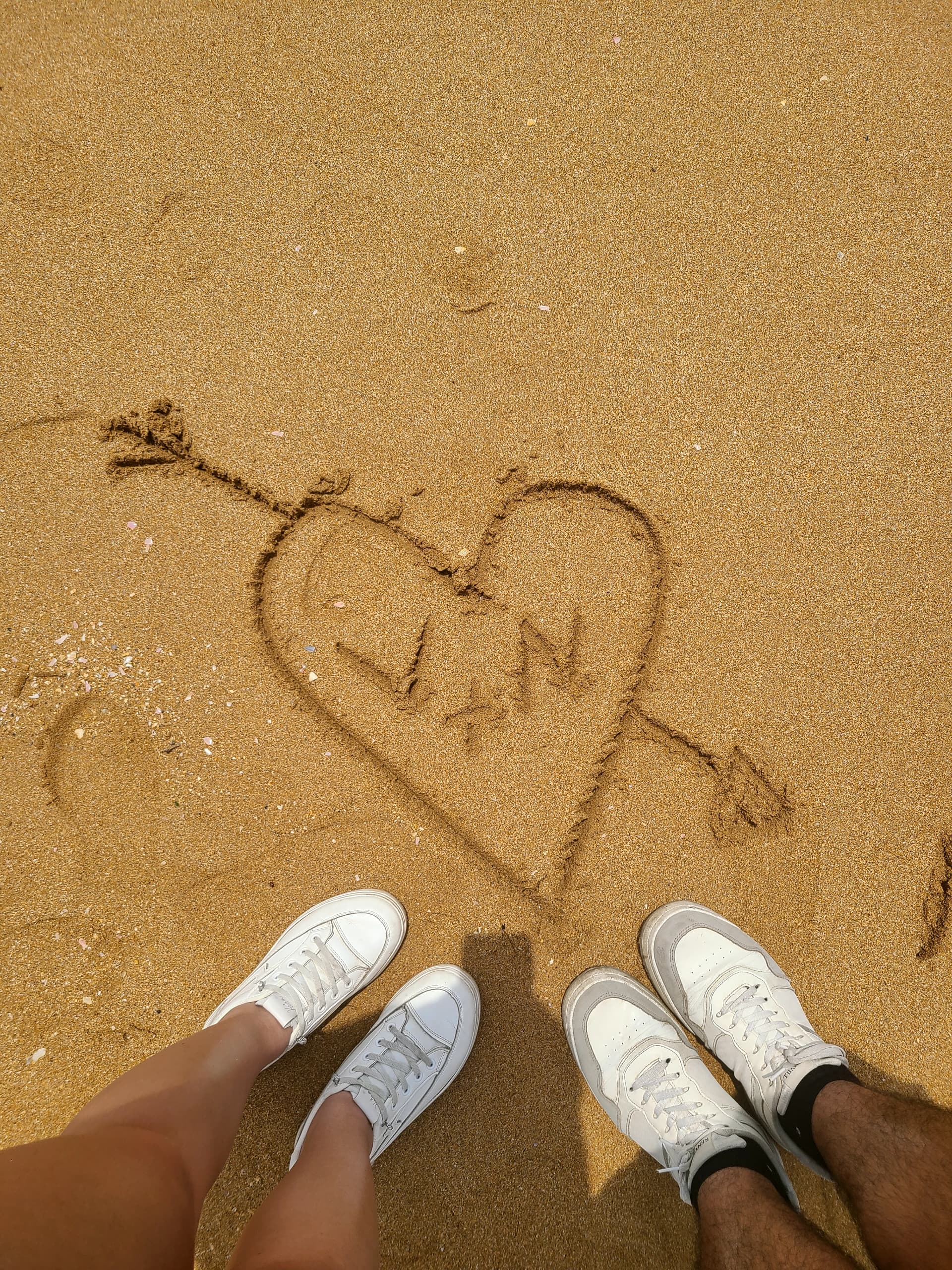 Vimo abrazando a Nath por detrás