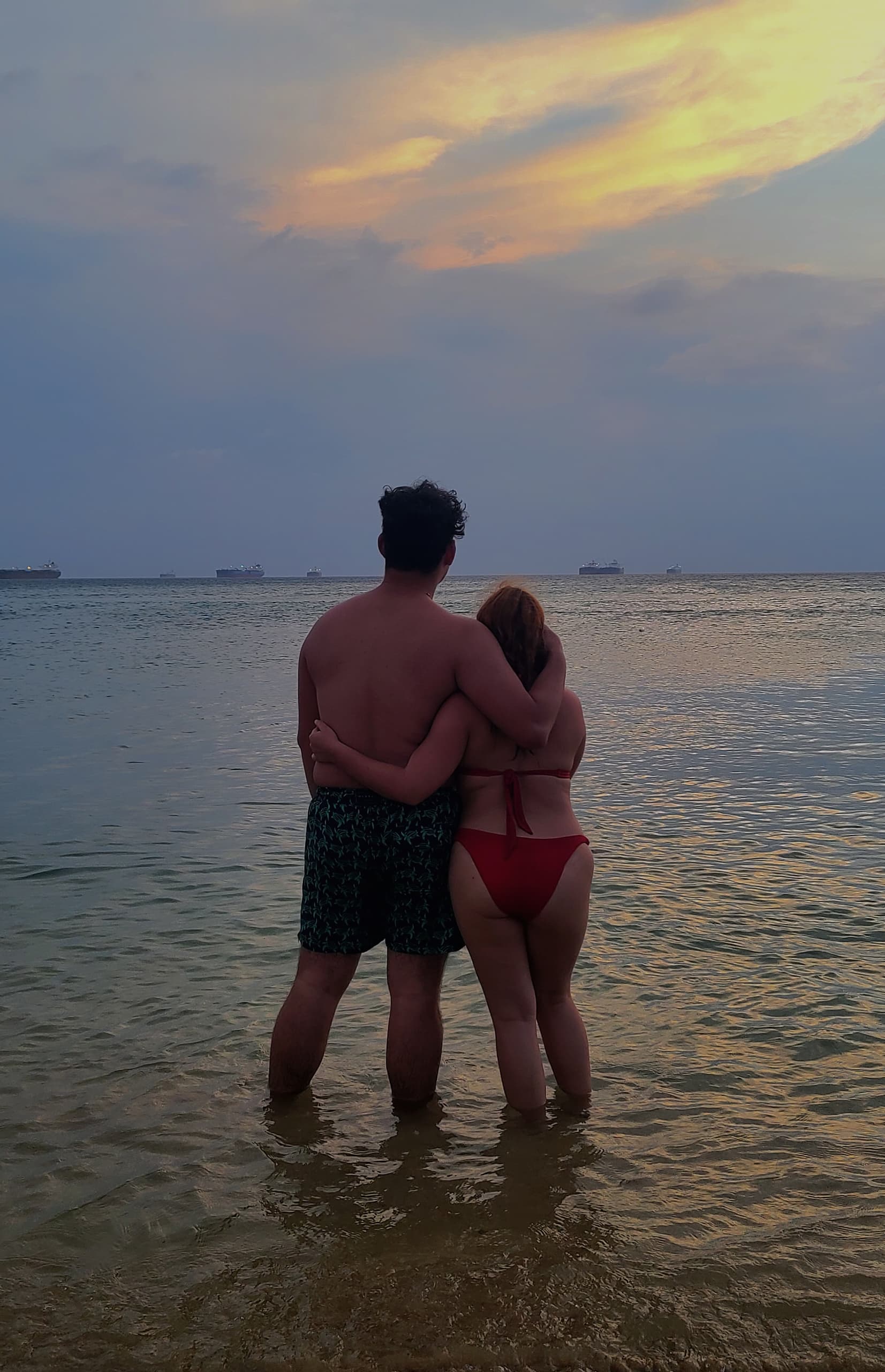 Vimo abrazando a Nath por detrás