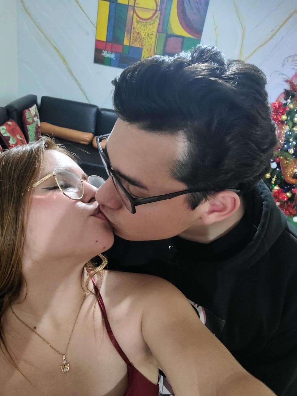 Vimo abrazando a Nath por detrás